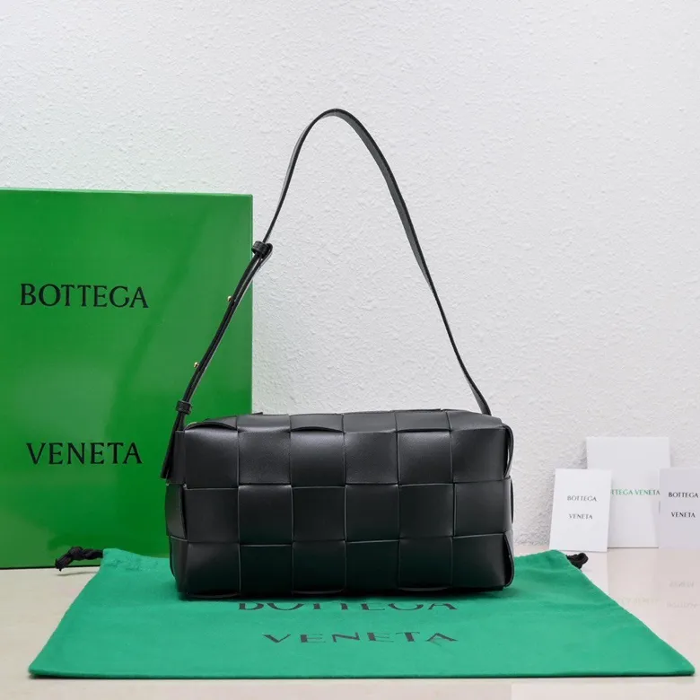 Batch 1460 #B's new model is coming! BRICK CASSETTE armpit bag, the traditional woven logo is instantly recognizable✅ Large grid weaving has always been fashionable, armpit bags are even more fashionable and foreign-style. Elegant big brick🧱 Sheepskin material is light and comfortable, has a huge sense of capacity and space, has a dark layer inside, practical inside, fashionable appearance design, durability and temperament coexist. Elegant big brick, come and plant the same underarm bag from star Zhou Yutong! Size: 28*14x10, model number; 9306#